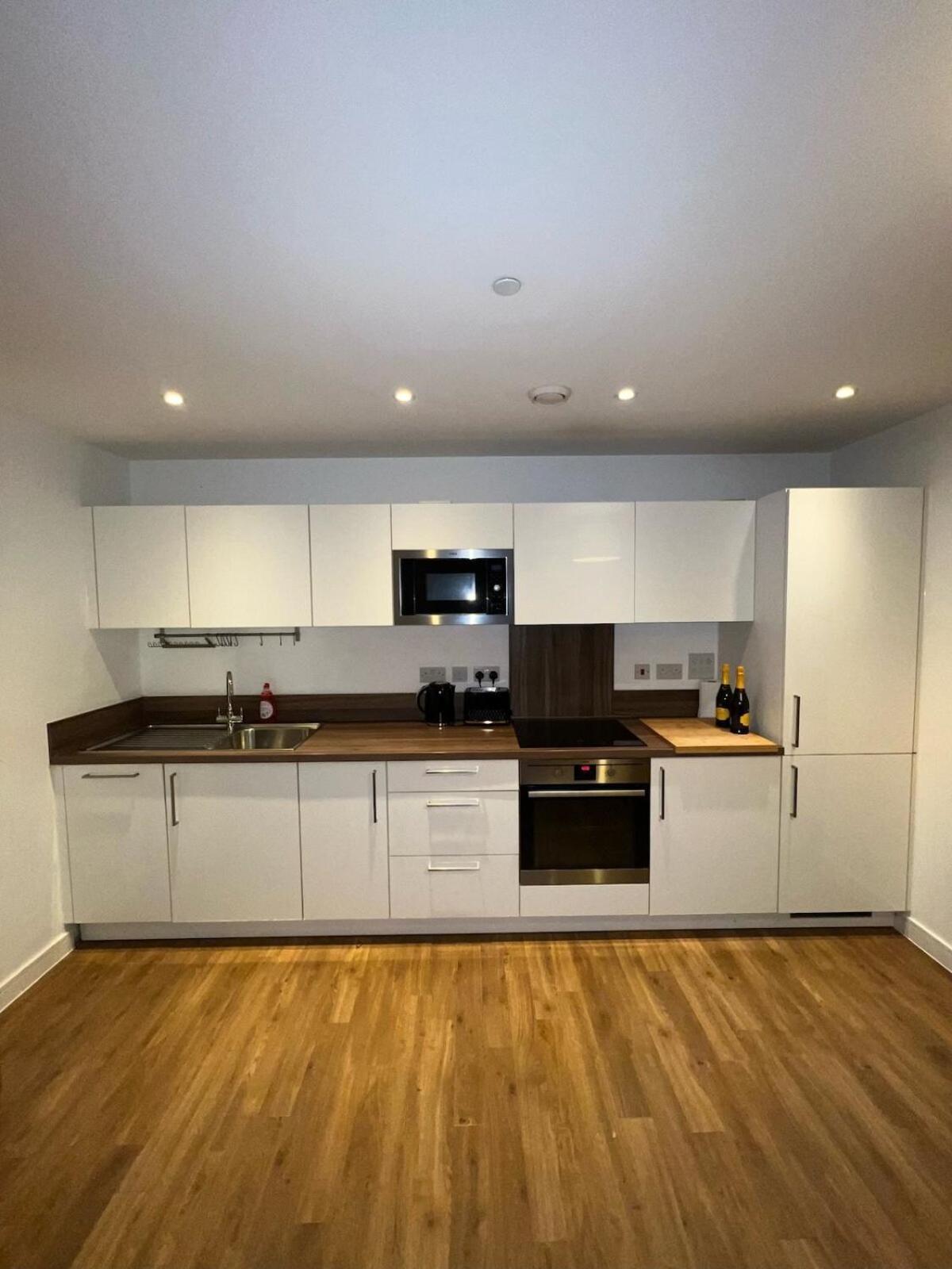 Entire 2 Bedroom Flat Londen Buitenkant foto